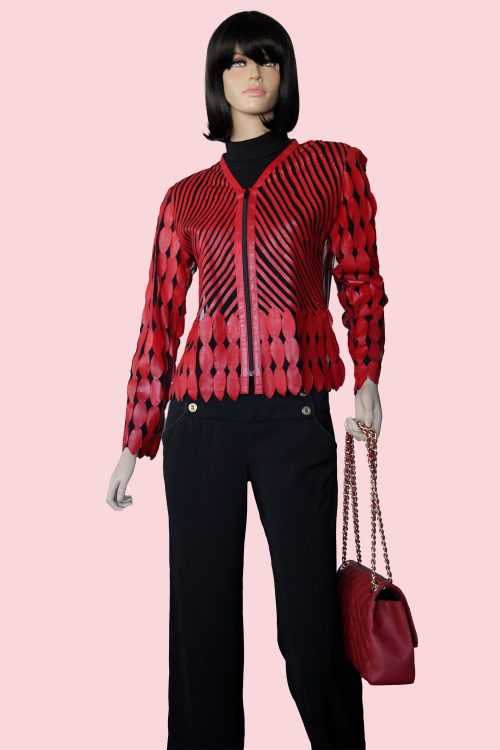 Exklusives Lederblouson in rot. Blätter und Streifen aus Leder, auf schwarzen Tüll aufgenäht.
