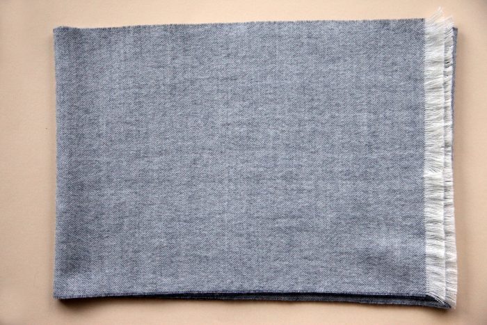 Herrenschal hellgrau, 100% Premium Baby Alpaka – Bild 2