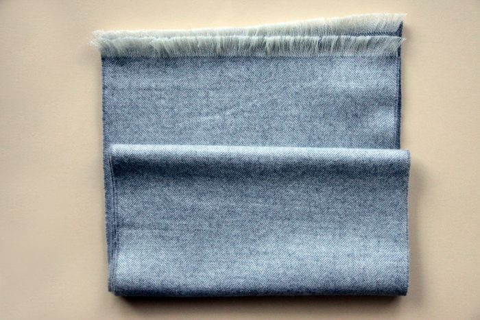 Herrenschal hellgrau, 100% Premium Baby Alpaka – Bild 3