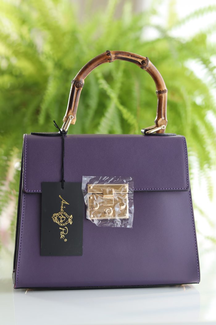 Exklusive lila Ledertasche aus echtem Leder mit Bambustragegriff – edles Design, nachhaltig.