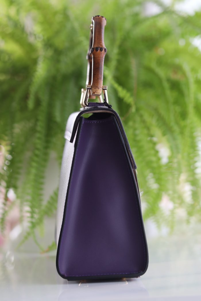 Lila Ledertasche von der linken Seite