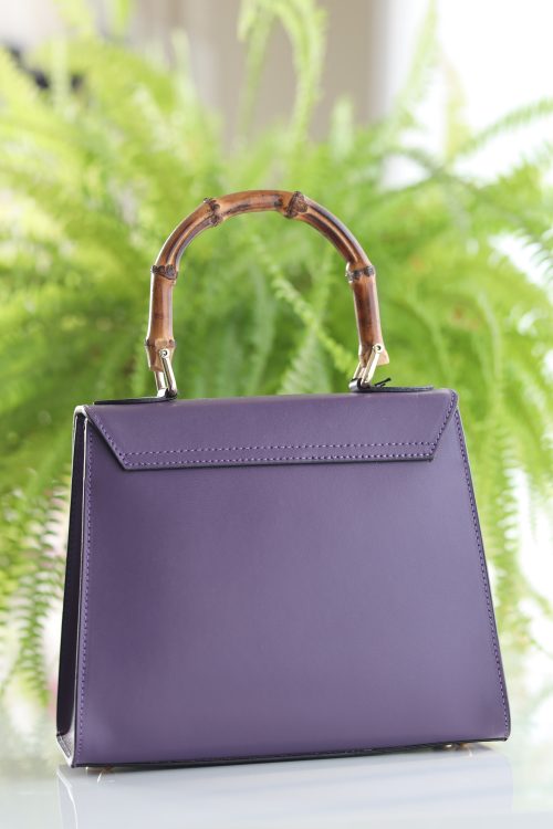 Lila Ledertasche von hinten