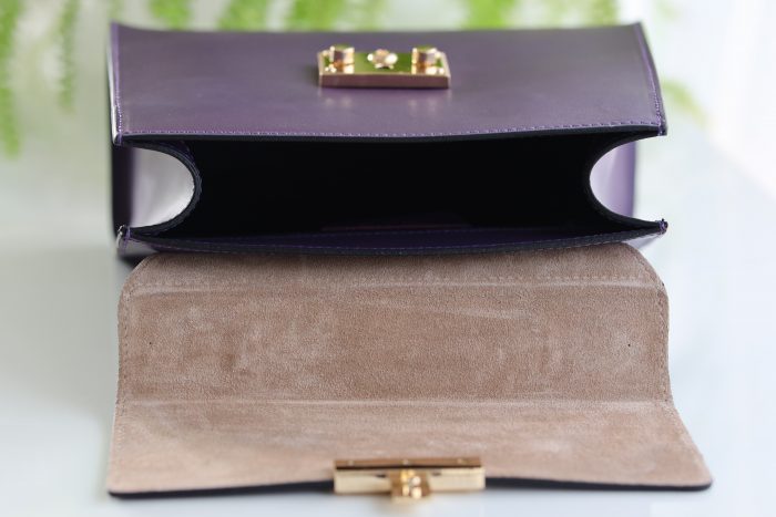 Innenseite der lila Ledertasche