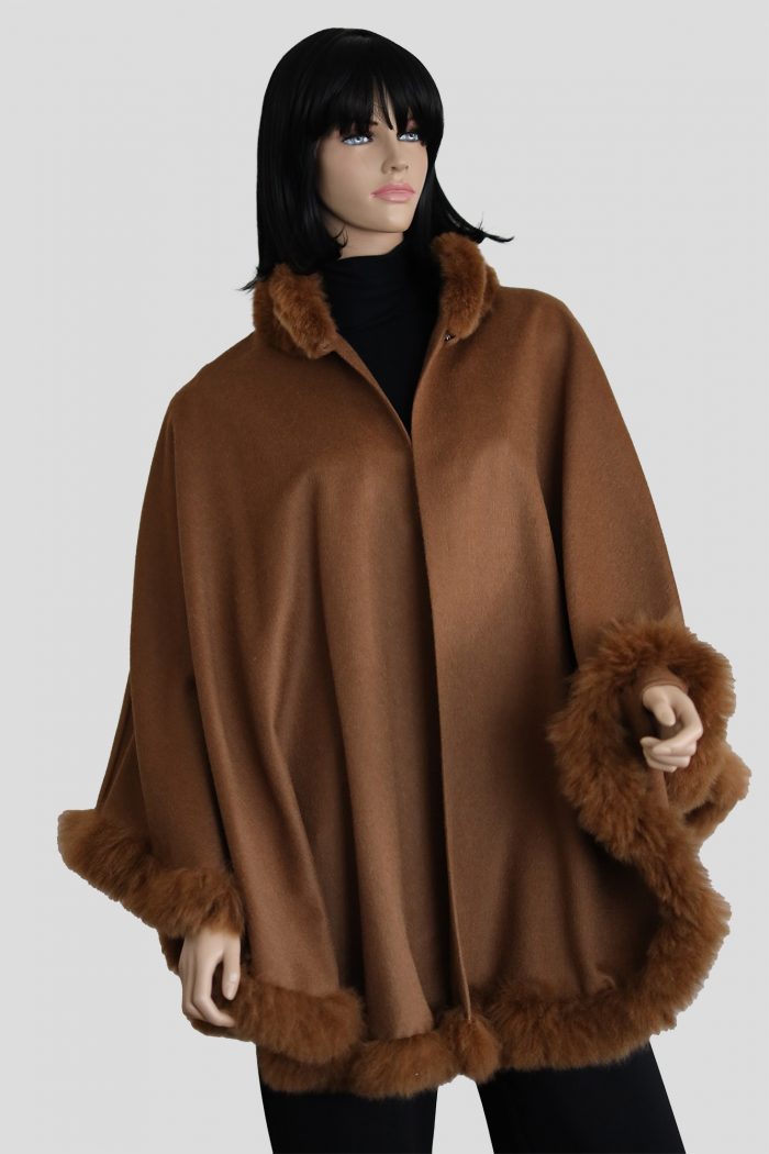 Exklusives Baby Alpaka Cape mit abnehmbarem Fellkragen in Camel