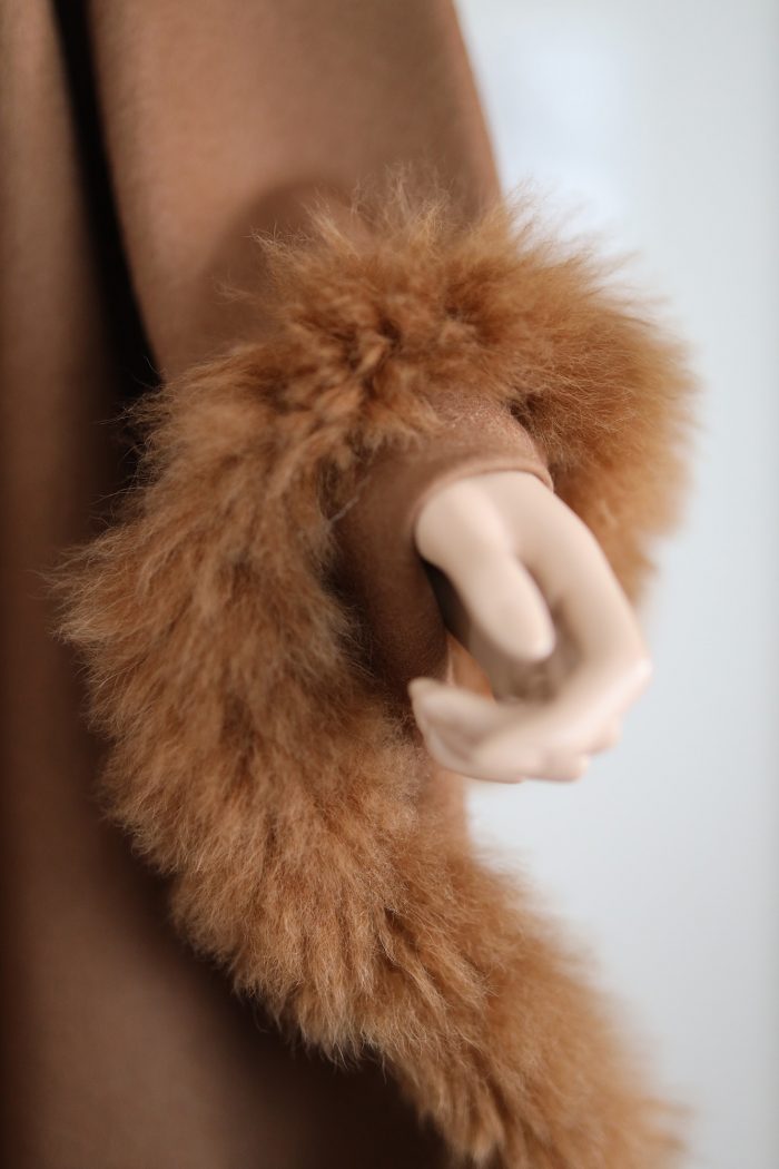 Exklusives Baby Alpaka Cape mit abnehmbarem Fellkragen in Camel – Bild 8