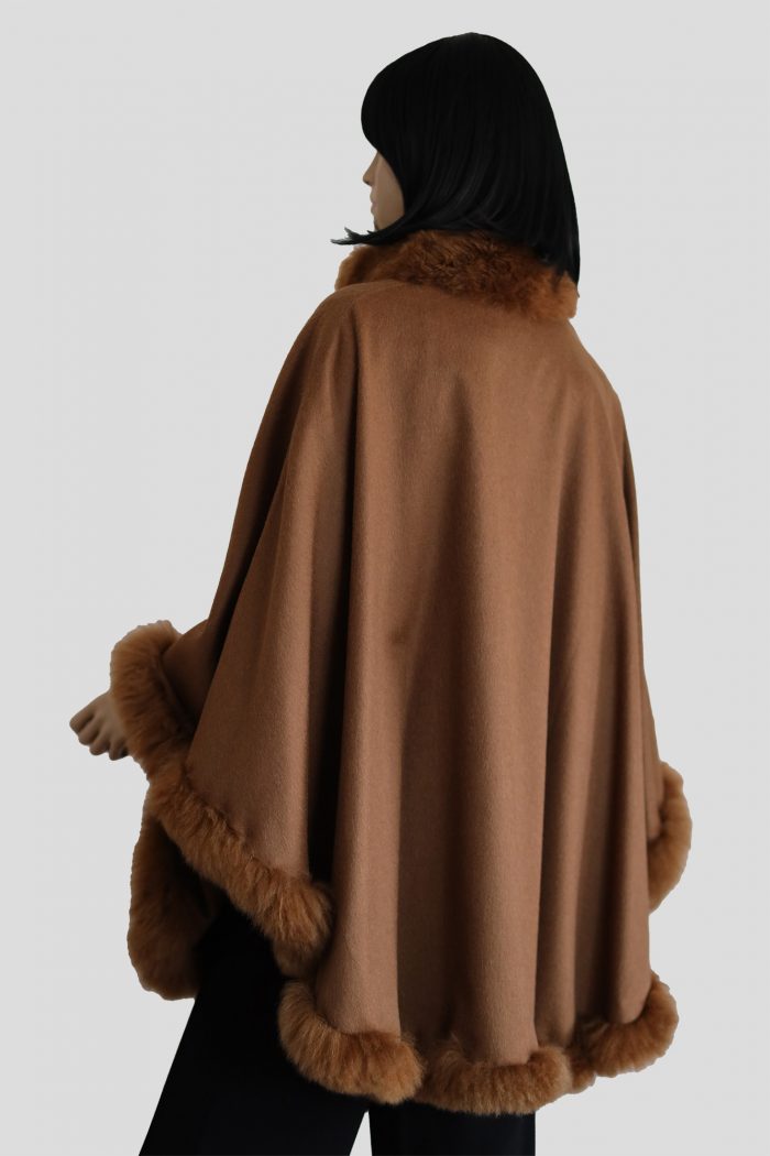 Exklusives Baby Alpaka Cape mit abnehmbarem Fellkragen in Camel – Bild 5