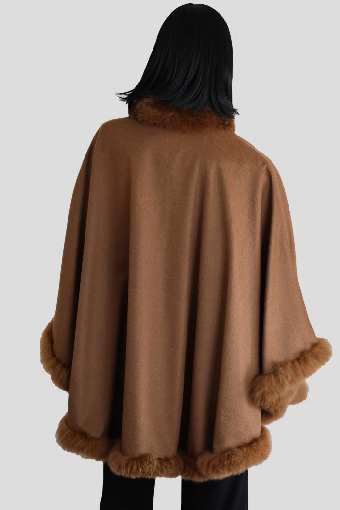 Exklusives Baby Alpaka Cape mit abnehmbarem Fellkragen in Camel – Bild 6