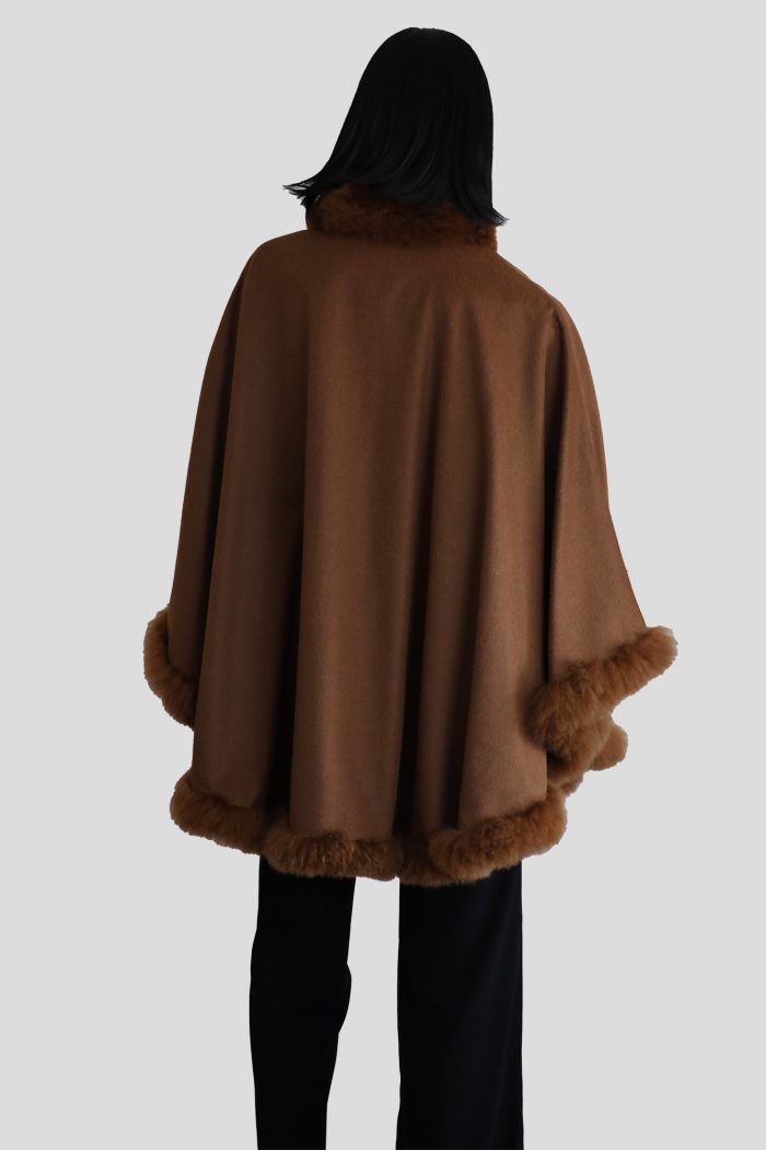 Exklusives Baby Alpaka Cape mit abnehmbarem Fellkragen in Camel – Bild 7