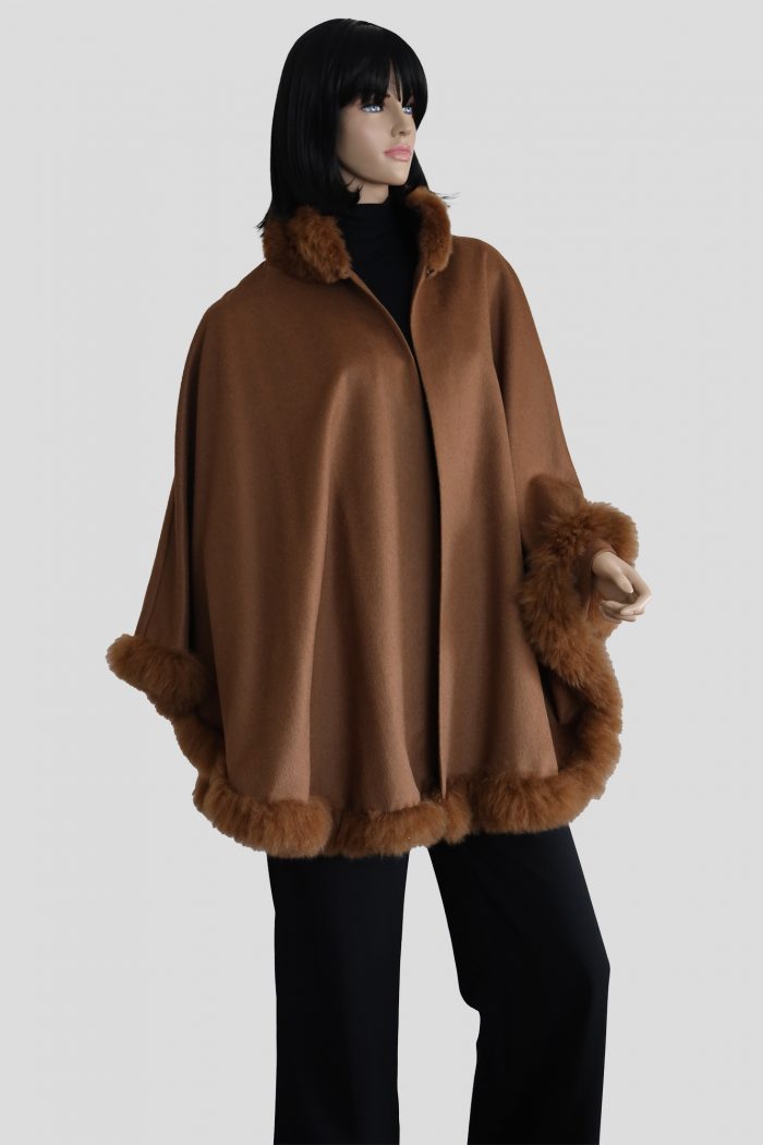 Exklusives Baby Alpaka Cape mit abnehmbarem Fellkragen in Camel – Bild 4