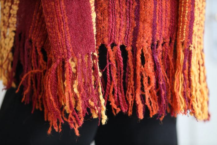 Baby Alpaka Cape Bouclé-Garn, Orange und Rot – Bild 4