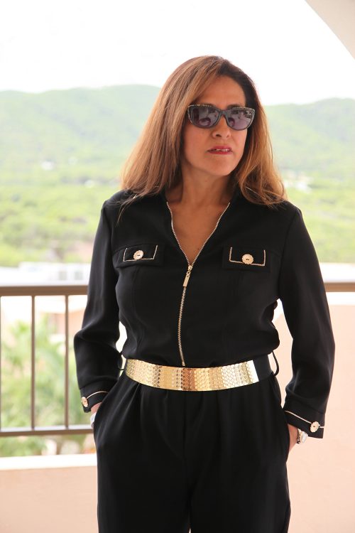 Eleganter schwarzer Overall mit Goldelemente. Ana Arias De Petri