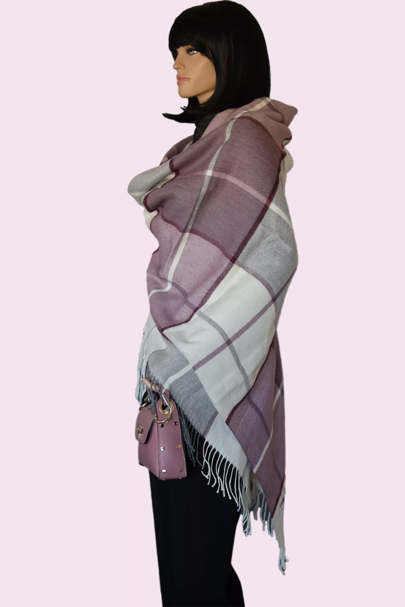 Baby Alpaka Plaid – Seitenansicht von links mit weichem Farbverlauf und dekorativen Fransen