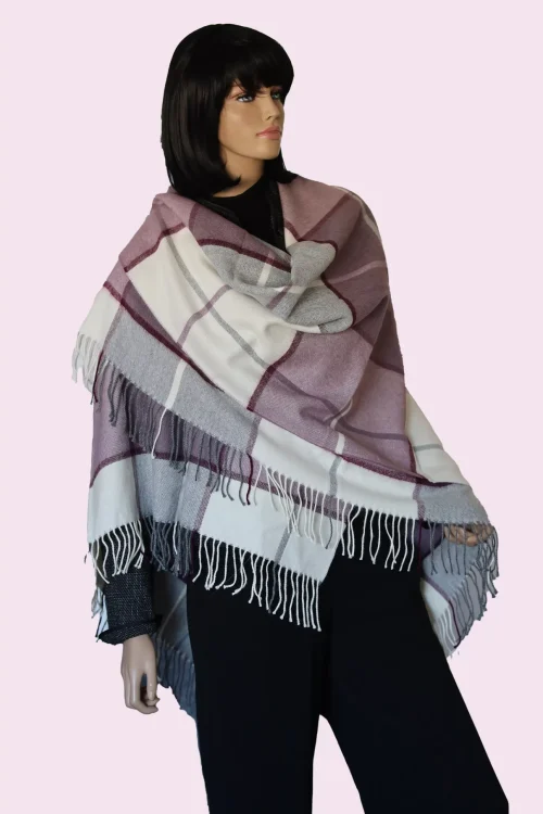 Seitenansicht rechts – Baby Alpaka Plaid in sanften Lila- und Cremetönen mit Karo-Muster