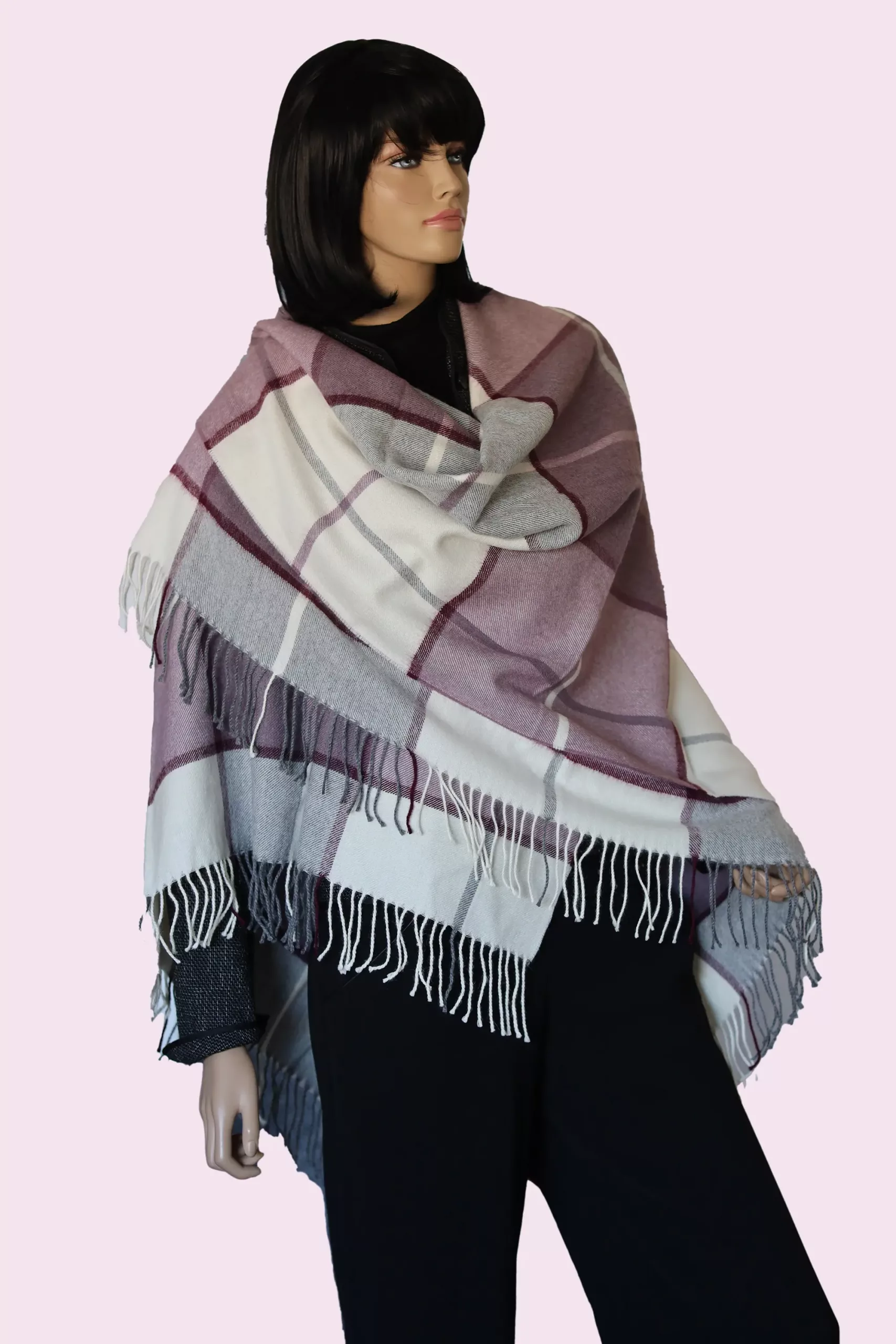 Seitenansicht rechts – Baby Alpaka Plaid in sanften Lila- und Cremetönen mit Karo-Muster