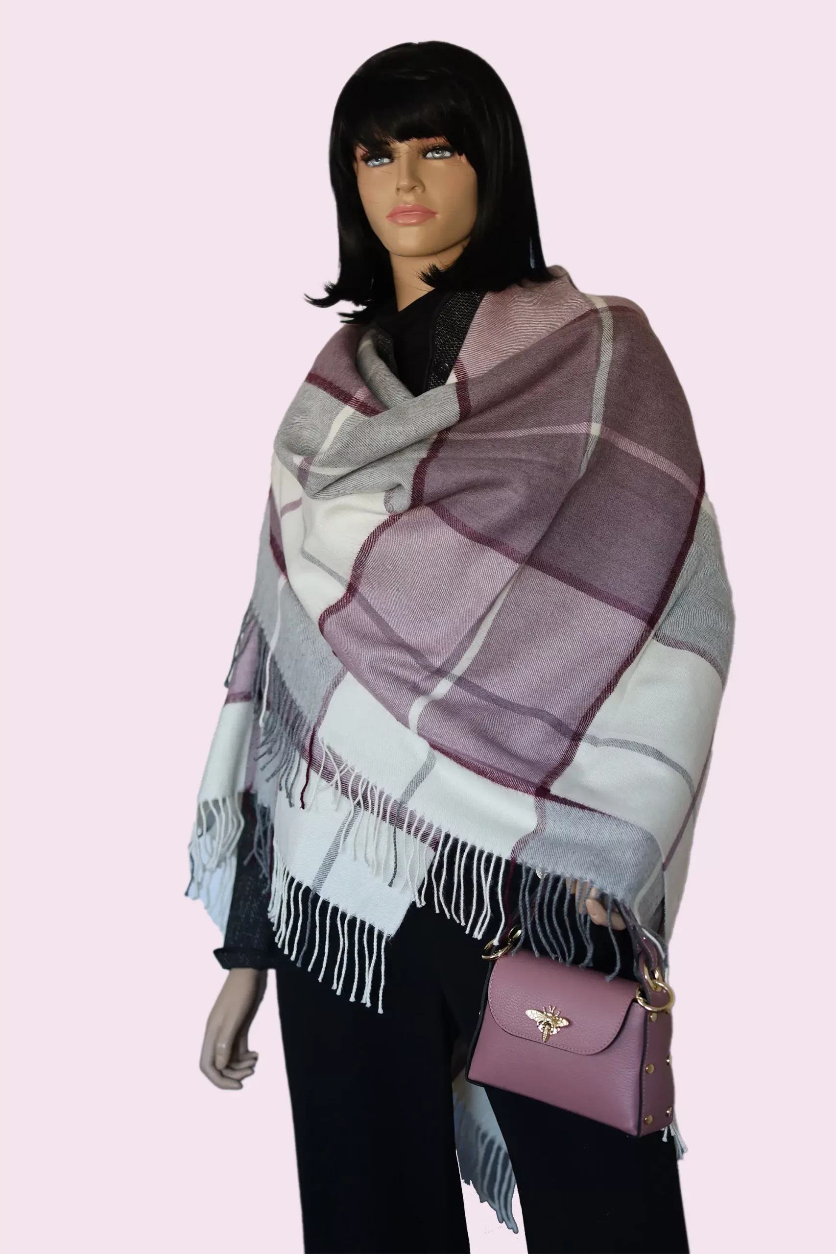 Baby Alpaka Plaid in Lila, Grau und Creme – Vorderansicht mit elegantem Karo-Muster und Fransen